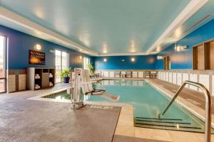 einen Pool in einem Hotelzimmer mit Pool in der Unterkunft Hampton Inn and Suites Rome, GA in Rome