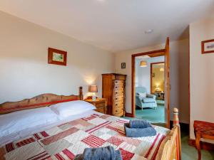 1 dormitorio con 1 cama grande y 1 silla en 2 Bed in Kirby Stephen SZ265 en Ravenstonedale