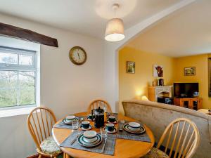 mesa de comedor con sillas y reloj en la pared en 2 Bed in Kirby Stephen SZ265 en Ravenstonedale
