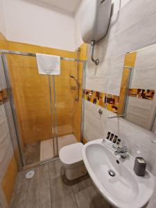 ein Bad mit einem WC, einem Waschbecken und einer Dusche in der Unterkunft Casa Sannì in Neapel
