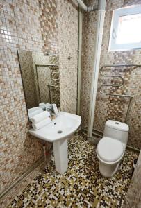 КZO في شيمكنت: حمام به مرحاض أبيض ومغسلة