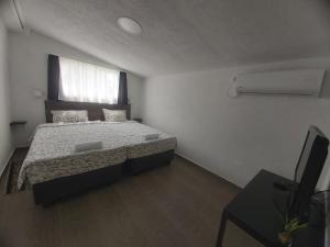 Un pat sau paturi într-o cameră la Vila Kruna