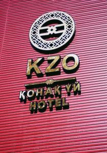 Un cartello sul lato di un negozio coreano di КZO a Shymkent