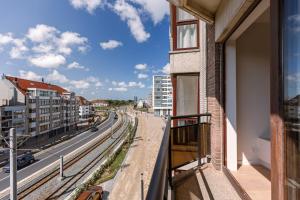 uma varanda com vista para uma rua da cidade em Comfortable apartment near the sea em Knokke-Heist