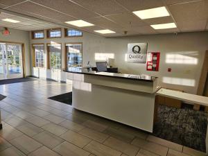 a lobby of a office with a reception desk at Quality Inn Tulalip - Marysville in Marysville