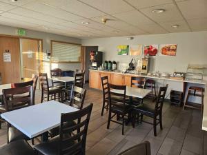 A restaurant or other place to eat at Quality Inn Tulalip - Marysville