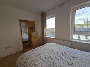 Postel nebo postele na pokoji v ubytování Wild Atlantic Way - Retreat - Sleeps 12