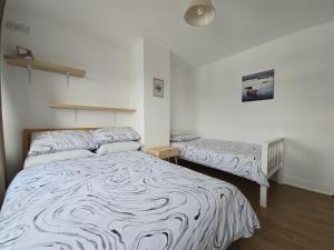 Postel nebo postele na pokoji v ubytování Wild Atlantic Way - Retreat - Sleeps 12