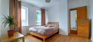 Postel nebo postele na pokoji v ubytování Wild Atlantic Way - Retreat - Sleeps 12