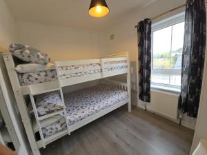 Postel nebo postele na pokoji v ubytování Wild Atlantic Way - Retreat - Sleeps 12