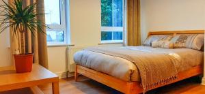 Postel nebo postele na pokoji v ubytování Wild Atlantic Way - Retreat - Sleeps 12