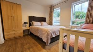 Postel nebo postele na pokoji v ubytování Wild Atlantic Way - Retreat - Sleeps 12
