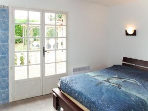 Saint-Paul-en-ForêtにあるHoliday Home Maison Bleue by Interhomeのベッドルーム1室(ベッド1台、大きな窓付)