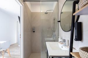 een badkamer met wastafel en douche bij Ebenus Residence in Rethimnon +23 foto's