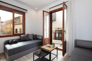 een woonkamer met een bank en een tafel bij Ebenus Residence in Rethimnon