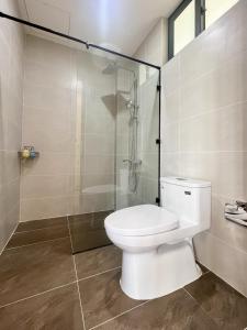 een badkamer met een toilet en een glazen douche bij Zephyrus Villa - Standard 2 in Kon Von Kla