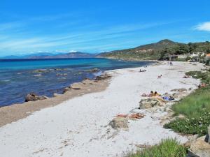 una spiaggia con persone sdraiate sulla sabbia e sull'acqua di Apartment Résidence de la Plage-1 by Interhome a LʼÎle-Rousse Altre 13 foto