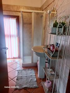 bagno con lavandino e tavolo in camera di Les Maisons des Fleurs a San Bartolomeo