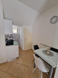 Kuchyň nebo kuchyňský kout v ubytování Studio apartman Zana