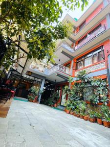 Hotel Atlantic في كاتماندو: مبنى أمامه نباتات الفخار