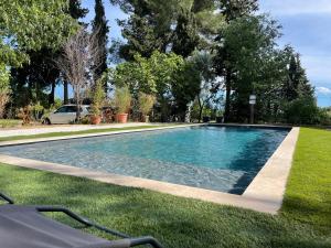 uma piscina no meio de um quintal em Superbe annAix de villa em Aix-en-Provence