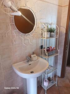A bathroom at Les Maisons des Fleurs