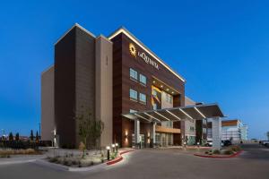 een gebouw met een bord aan de voorkant bij La Quinta Inn & Suites by Wyndham El Paso East Loop-375 in El Paso