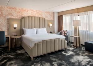 una camera da letto con un grande letto bianco in una stanza di DoubleTree by Hilton Poughkeepsie a Poughkeepsie