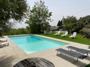 una piscina con 2 sillas y una mesa en Villa Bonanno Conti, en Valverde