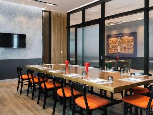 ibis Styles Manila Araneta City的电视和/或娱乐中心