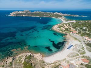 uma vista aérea de uma praia com água turquesa em Mangia's Santa Teresa Sardinia, Curio Collection by Hilton em Santa Teresa Gallura