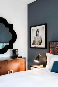 1 dormitorio con 1 cama y una foto en la pared en The Inchcolm en Brisbane