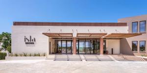 un bâtiment avec un panneau sur son côté dans l'établissement Isla Brown Chania Resort, Curio Collection by Hilton, à Stavros