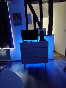 Telewizja i/lub zestaw kina domowego w obiekcie Studio Charmant Confortable TV Centre Ville Louviers