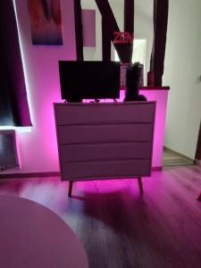 Televízia a/alebo spoločenská miestnosť v ubytovaní Studio Charmant Confortable TV Centre Ville Louviers