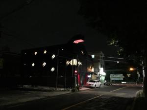 濟州的住宿－米爾旅舍，街上的一座建筑,晚上有灯