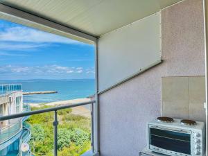 O bucătărie sau chicinetă la Family Apartments Pomorie 17