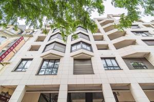 a tall white building with windows at Place d'Erlon Hyper Centre in Reims