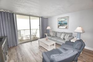 un soggiorno con divano e 2 sedie di 0903 Waters Edge Resort condo a Myrtle Beach