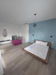 ein Schlafzimmer mit einem großen Bett in der Mitte des Zimmers in der Unterkunft AGH Elite Apartments & Studios in Ohrid