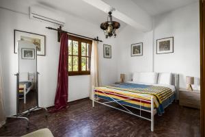 una camera da letto con un letto e una finestra di Aurora Beach House a Sidari