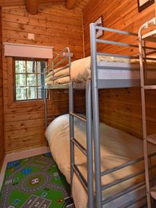 a bedroom with two bunk beds in a cabin at Vakantiehuis Trollheimen, Norg, 4 personen in Norg