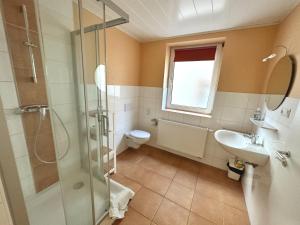 ein Bad mit einer Dusche, einem WC und einem Waschbecken in der Unterkunft Monteurunterkunft Ludwigskanal in Wendelstein