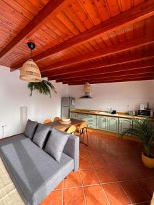 una sala de estar con un sofá y una mesa en Casa Volcán, en La Costa