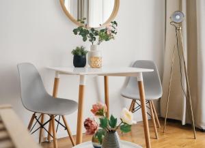 uma mesa branca com duas cadeiras e um espelho em TurnKey I Downtown Studio em Praga