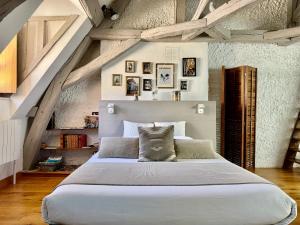 um quarto com uma cama grande num sótão em Le Relais des Ducs : centre historique Dijon em Dijon