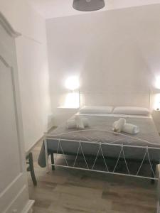 un letto in una stanza con due asciugamani di One bedroom apartement with furnished terrace and wifi at Melendugno 5 km away from the beach a Melendugno