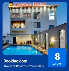 Clarion Hotel Bangalore في بانغالور: فندق فيه مسبح امام مبنى