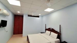 um quarto com uma cama e uma TV em um cômodo em Dev Sneh Residency em Jaipur