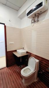 um banheiro com vaso sanitário e pia em Dev Sneh Residency em Jaipur